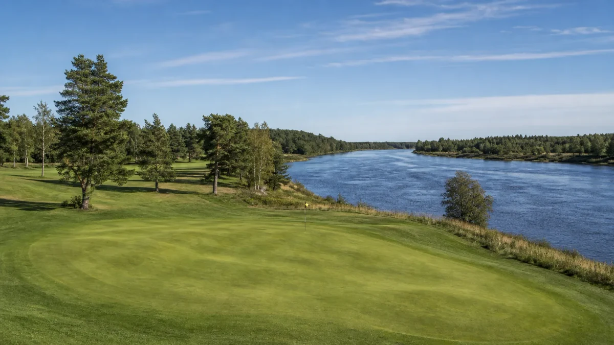 Ondulerad green på hed- och parkbanan vid Dalälven