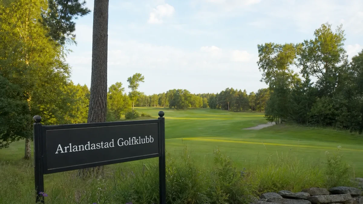 Klubbskylt vid Arlandastad Golfklubb med Masters Banan i bakgrunden