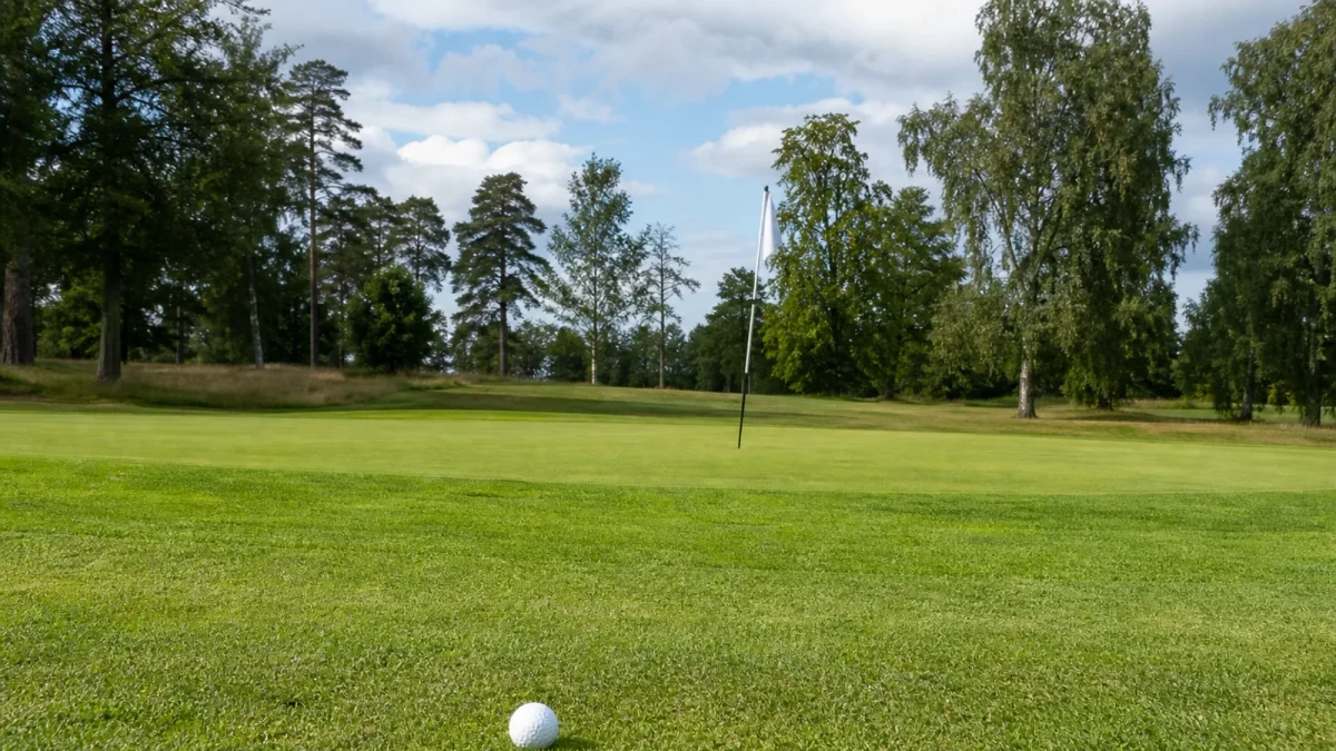 Golfspelare som tränar närspel på en 9-hålsbana i Halmstad