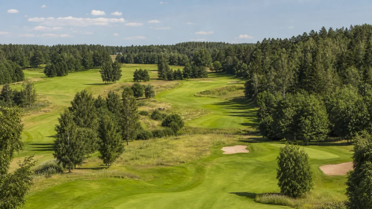 En golfare på 18-hålsbanan vid Grönlund Golfklubb i Almugne.