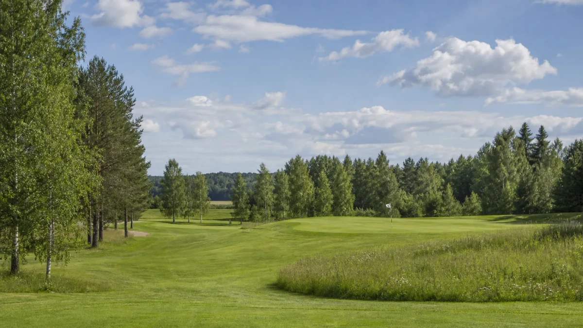 Golfspelare i spelmiljön vid Örbyhus Golfklubb