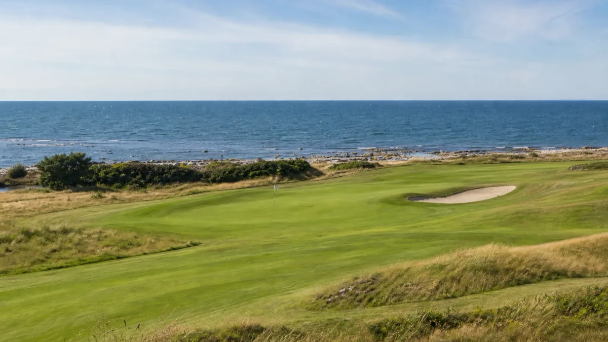 Kustnära golfhål med utsikt över Kattegatt