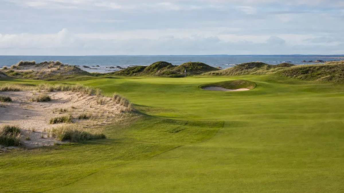 Golfbana med fairway och green i svenskt kustlandskap