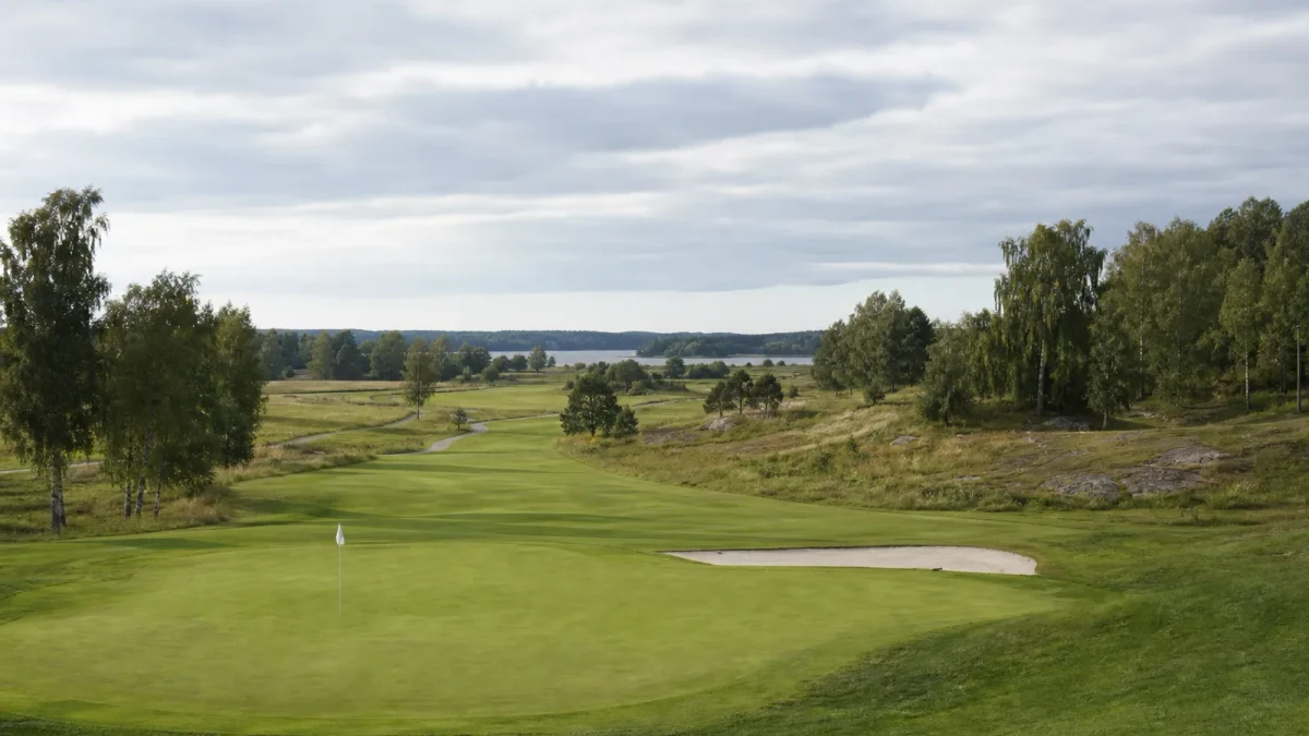 Golfbana vid Nyköping med fairway och green
