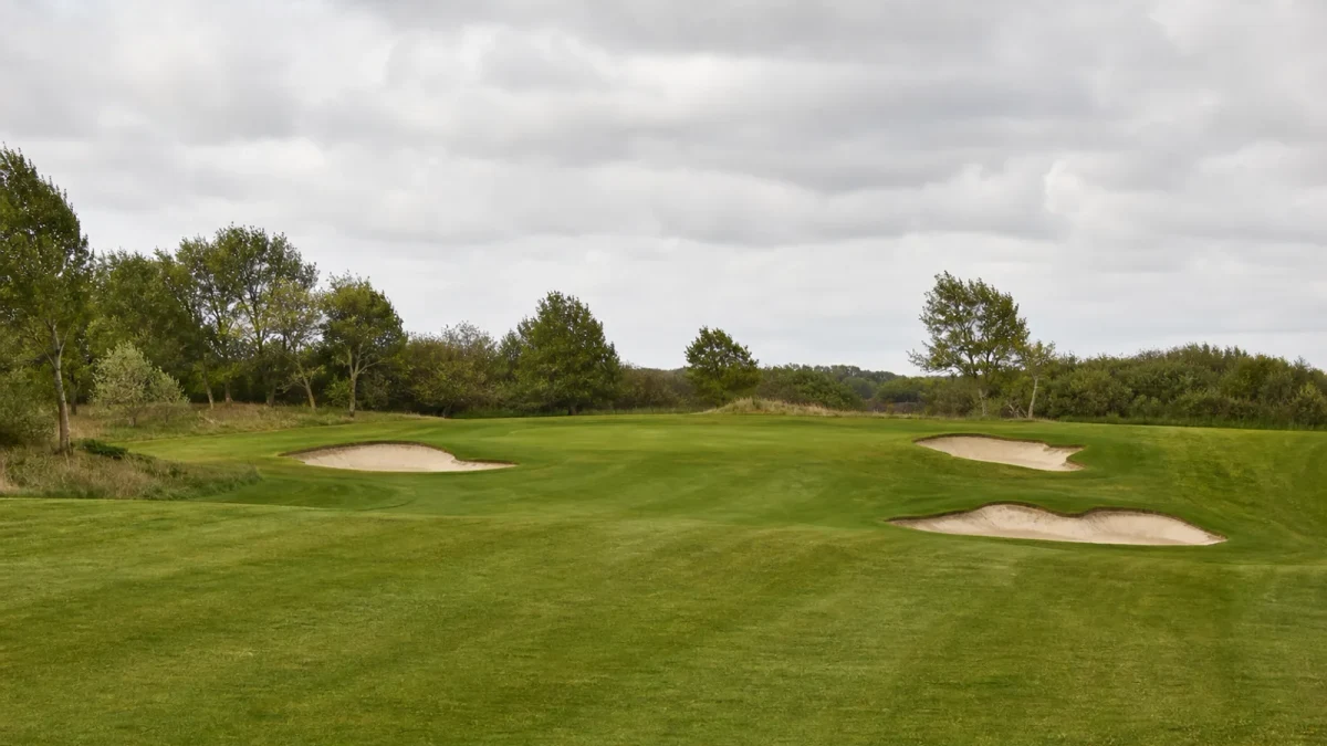 Golfbana med fairway och green i ett danskt landskap
